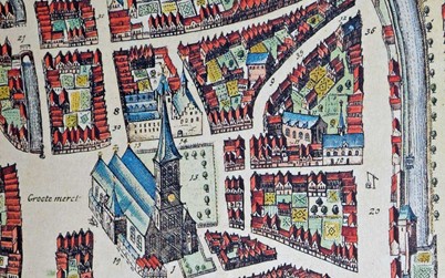 <p>Detail van de kaart uit de atlas de Wit van 1698 (naar Joan Blaeu 1650) met rechtsboven het driehoekige bouwblok tussen Blijmarkt, Papenstraat, Papendwarsstraat en Praubstraat. Op de hoek van de Blijmarkt is bij nr. 10 de kapel van de Broeders van het Gemene Leven te zien (met torentje). Daarachter in het midden van het bouwblok staat het Domus Clericorum / Fraterhuis uit 1394-1396. </p>
